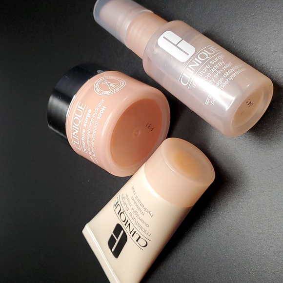 NEW IN BOX!! Clinique  3pc Clinique’s Hydration Heroes - Picture 4 of 4